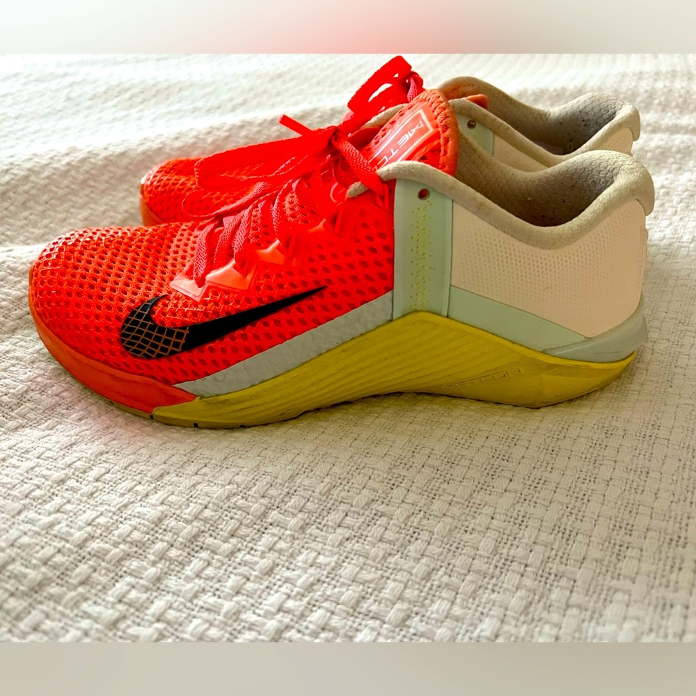 Women’s 7.5 met on sneaker